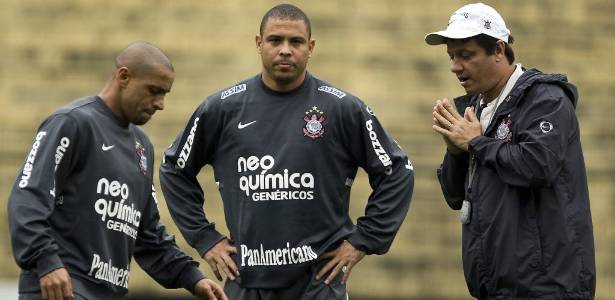Adilson Batista comandou o Corinthians com Roberto Carlos e Ronaldo - Daniel Augusto Jr/Fotoarena/Folhapress