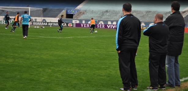 Julinho Camargo, auxiliar e dirigente assistem primeiro rachão do Grêmio após treinamento - Marinho Saldanha/UOL Esporte