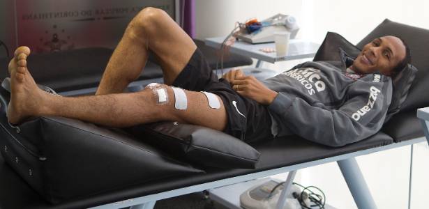 Liedson já passou por uma artoscopia, mas ainda sofre com lesão no joelho esquerdo - Daniel Augusto Jr/AG Corinthians/AE