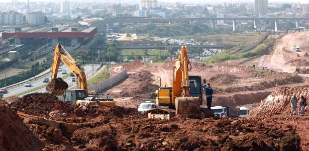 Obras no estádio corintiano ainda estão em fase de nivelamento do solo