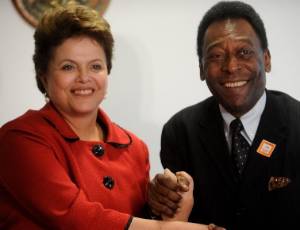 A presidente Dilma Rousseff e Pelé, na assinatura do decreto que transforma atleta em embaixador 