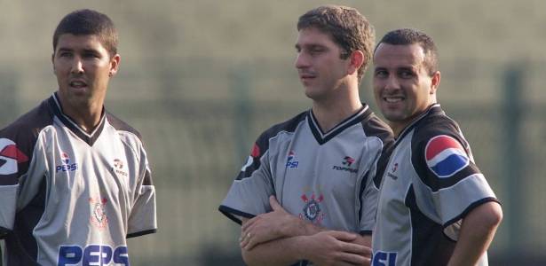 Rogério, à direita, participa de treino do Corinthians em 2000 ao lado de Djair e Sheidt - Jarbas Oliveira/Folha Imagem