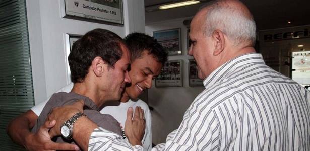 Rodrigo Souto chora e é consolado pelos agora ex-companheiros de São Paulo - Rubens Chiri/saopaulofc.net