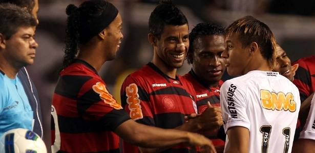 Neymar é cumprimentado pelos jogadores do Flamengo antes do jogo na Vila Belmiro - Fernando Pilatos/ UOL