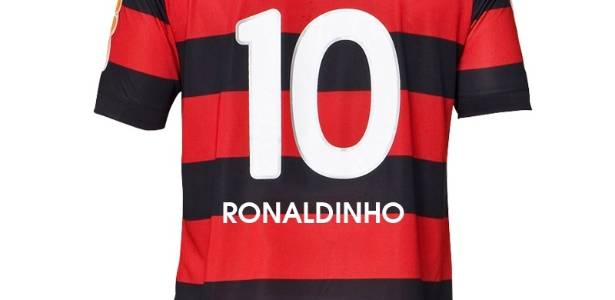 A venda de camisas oficiais do Flamengo é um sucesso desde a chegada de Ronaldinho - Divulgação