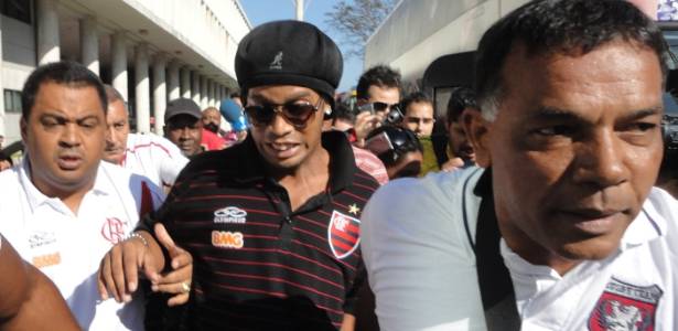 Ronaldinho está sempre cercado de seguranças em desembarques e aparições públicas - Vinicius Castro/ UOL Esporte
