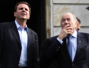 Eduardo Paes e Joseph Blatter, presidente da Fifa; prefeito não descarta voltar a investir em evento Fifa