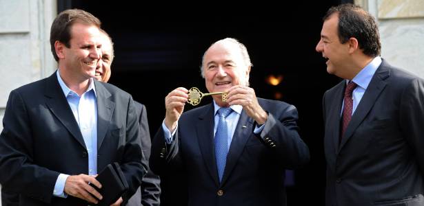 Joseph Blatter exibe chave do Rio de Janeiro cercado por Eduardo Paes e Sérgio Cabral 