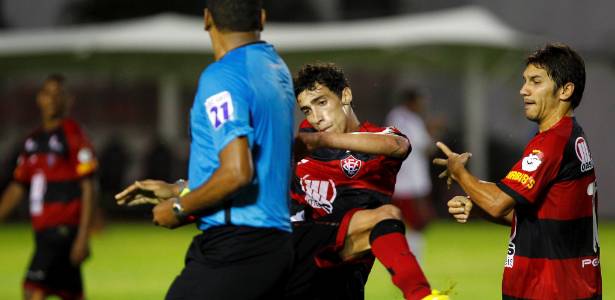 Atacante Rildo tenta acertar árbitro com um chute na derrota do Vitória na Bahia - Eduardo Martins/Agência A Tarde/AE