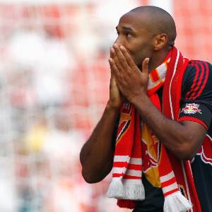 Enrolado em cachecol do Arsenal, Henry se emociona com ovação da torcida do ex-clube - Andrew Winning/Reuters