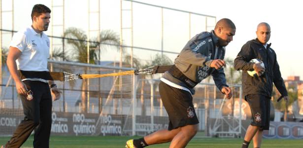 Adriano treina com bola pela primeira vez no Corinthians desde que voltou de cirurgia  - Mauro Horita/AGIF