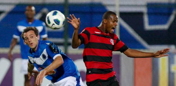 Airton disputa a bola com Montillo: fora do próximo jogo do Fla como Ronaldo Angelim - Washington Alves/VIPCOMM