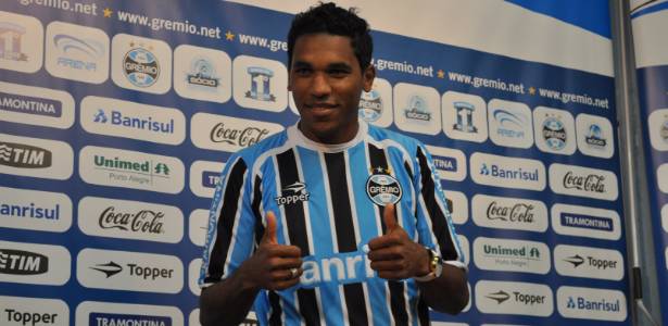 Apresentado, Brandão veste a camisa do Grêmio pela primeira vez no Olímpico - Marinho Saldanha/UOL Esporte