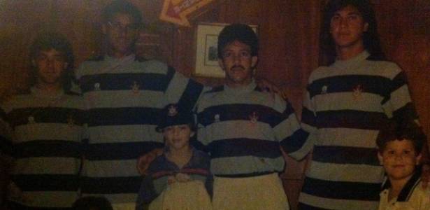No canto direito, Vitor Gurman, ainda criança, com ex-atletas do Corinthians em 1993 - Arquivo Familia Gurman