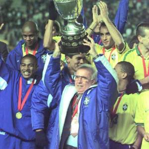 Zagallo levanta a taça da Copa América conquistada pela seleção brasileira em 1997 - Jorge Araújo/Folhapress - Jorge Araújo/Folhapress
