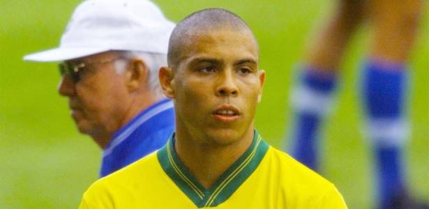 Zagallo acompanha treino da seleção brasileira com o atacante Ronaldo, em 1998 - FSP