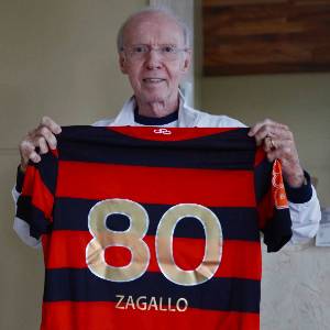 Zagallo posa com a camisa rubro-negra e o número 80 nas costas em homenagem ao seu aniversário - Divulgação Flamengo