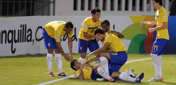 Brasileiros comemoram gol de Henrique, primeiro da seleção na vitória sobre os árabes