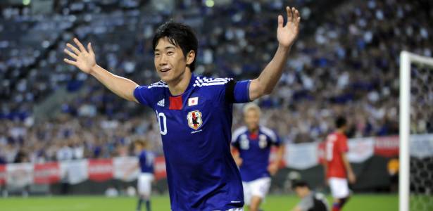 Shinji Kagawa comemora um dos gols do Japão na vitória sobre a Coreia do Sul - AFP/KAZUHIRO NOGI