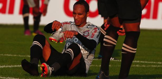 Liedson teve sérios problemas no joelho esquerdo em sua passagem pelo Corinthians - Rubens Cavallari/Folhapress 