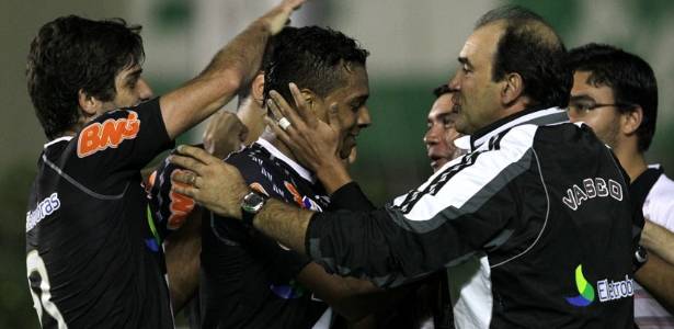 Jogadores do Vasco cercam o atacante Elton para comemorar o segundo gol do time - Marcelo Sadio/ Site oficial do Vasco