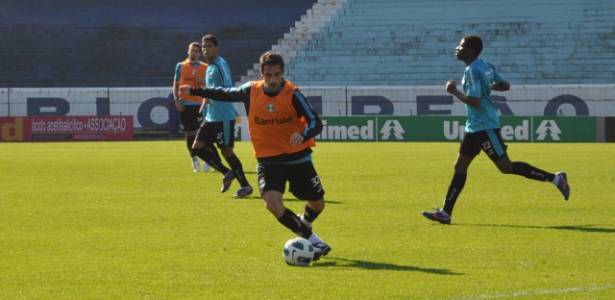 Escudero é testado no time titular do Grêmio no treinamento desta sexta-feira - Marinho Saldanha/UOL Esporte