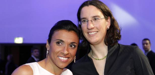 Marta posa ao lado de Birgirt Prinz na premiação de melhor do mundo de 2010 pela Fifa - Alessandro Della Bella/EFE
