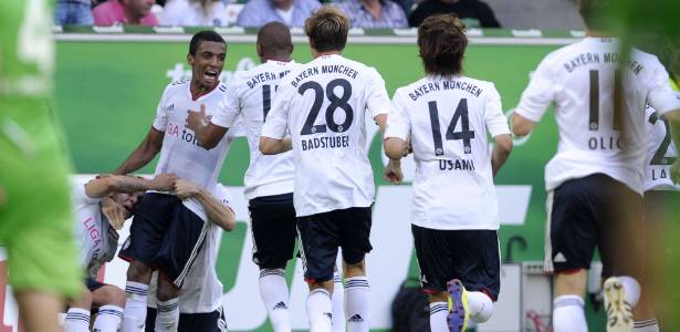 Luiz Gustavo é abraçado pelos companheiros após fazer o gol da vitória do Bayern - Oliver Hardt/AFP Photo