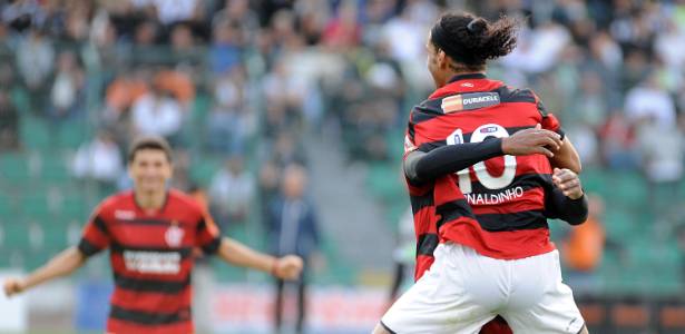 Ronaldinho comemora com Renato (encoberto) o segundo gol contra o Figueirense - Alexandre Vidal/ Fla Imagem
