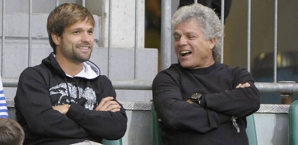 Diego, ao lado do pai Djair, não quer seguir no Wolfsburg e pode vir para o Flamengo - EFE/Dominique Leppin