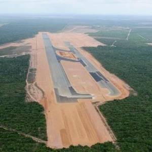 Vista áerea das instalações do futuro aeroporto de São Gonçalo do Amarante; terrenos do entorno estão sob disputa judicial