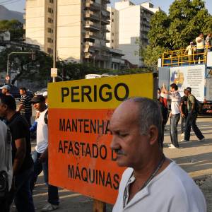 Operários que trabalham nas obras do Maracanã estão em votação para o fim da greve