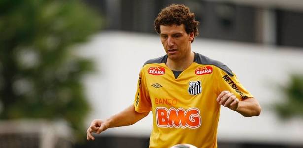 Santos tentou a contratação de Douglas e queria envolver o meia Elano no negócio - Divulgação (Santos F.C)
