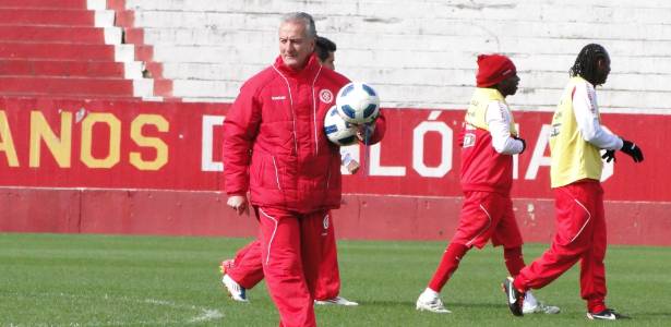 Dorival Jr confirmou o time com Tinga no meio e sem Andrezinho contra o Flamengo - 