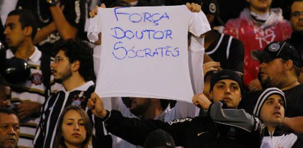 Torcedores estendem camisa com mensagem em apoio a Sócrates, que segue internado - ODRIGO COCA/FOTOARENA/AE