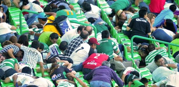 Torcedores ficam desesperados diante de um tiroteio perto do estádio do Santos, no México - AFP PHOTO/EL Siglo de Torreon