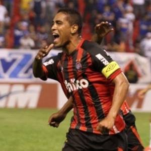 Volante Cléber Santana será o principal desfalque do Atlético-PR, diante do Flamengo, domingo - Divulgação/Atlético-PR