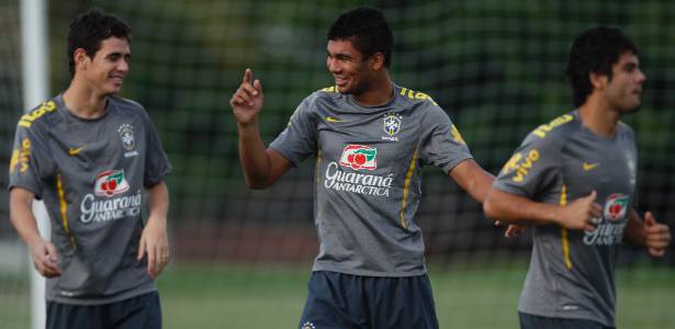 Clube quer evitar que talentos como Casemiro (c) e Henrique sigam o caminho de Oscar - Fernando Llano/AP Photo