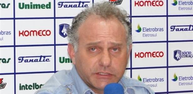O técnico Toninho Cecílio não resistiu a outro fracasso e deixou o comando do Paraná - 