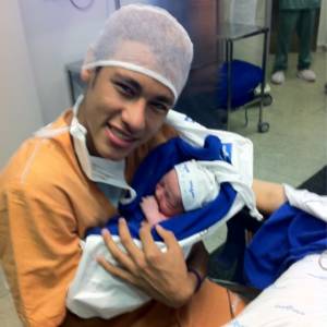 Neymar com o filho Davi Lucca no hospital, em foto postada pelo próprio jogador em seu Twitter - Divulgação