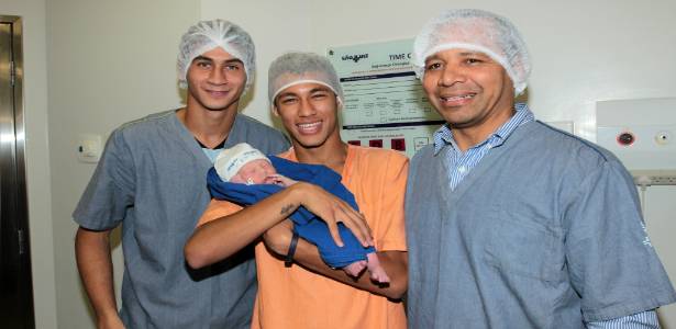 Paulo Henrique Ganso, Neymar e seu pai mostram o filho do atacante, Davi Lucca  - Nicola Labate/Divulgaçãp Hospital São Luiz