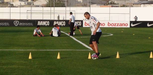 Adriano participa de treino do Corinthians - Carlos Padeiro/UOL