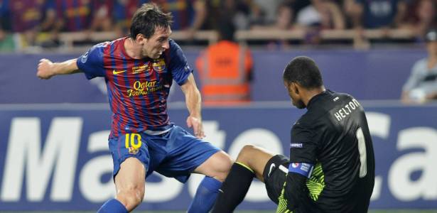 Messi passa pelo brasileiro Hélton para fazer o primeiro do Barcelona sobre o Porto  - EFE/BRUNO BEBERT