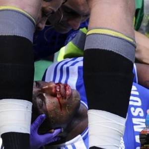 Após choque com goleiro e desmaio em campo, Drogba foi para hospital e já foi liberado - REUTERS/Nigel Roddis