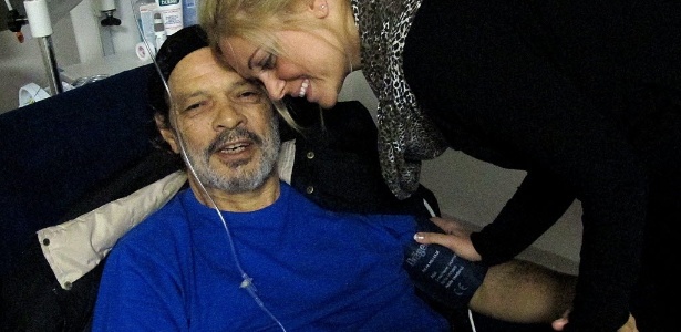 Última internação: Sócrates no hospital ao lado de sua mulher, Kátia - Jorge Araujo/Folhapress