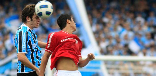 Mário Fernandes disputa a bola em Gre-Nal vencido pelo Grêmio no Olímpico  - Wesley Santos/Pressdigital