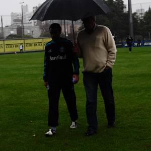 Damián Escudero deixa treinamento do Grêmio no Olímpico acompanhado pelo médico Alarico Endres - Marinho Saldanha/UOL Esporte