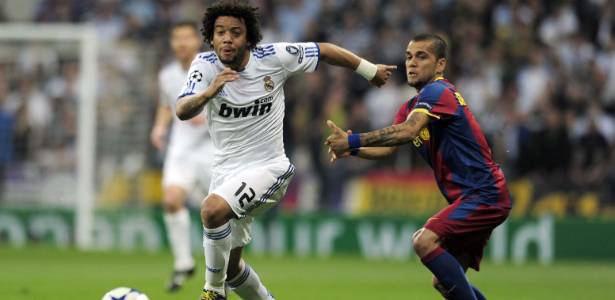 Marcelo e Daniel Alves entraram na rivalidade Real-Barça na final da Supercopa - AFP 