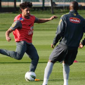 Atacante Alexandre Pato tenta drible durante treino da seleção brasileira em Londres, Inglaterra - Mowa Press/Divulgação