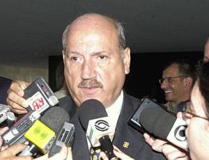 O Senador Luiz Henrique (PMDB-SC) acredita que a urgência em se construir estádios para a Copa justifica que se desmate áreas de preservação